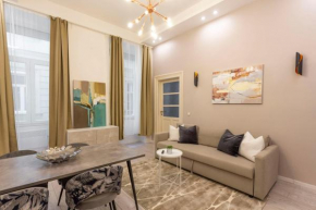 Deluxe Top Center Izabella Apartment By Cavaland